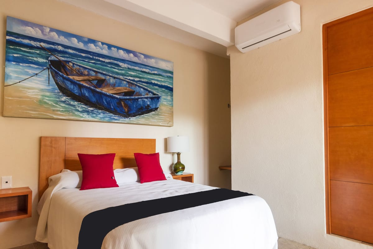 Standard Suite | Iron/ironing board (on request), WiFi (free), bed sheets