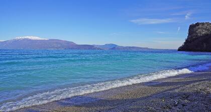 Villa Giulia- near the lake with whirlpool and private access to the beach.