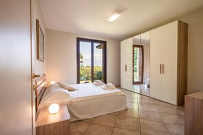 3 habitaciones, tabla de planchar con plancha y cuna de viaje 