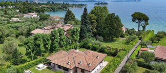 Villa Giulia- near the lake with whirlpool and private access to the beach.