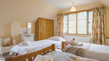 5 chambres, fer et planche à repasser, Wi-Fi, draps fournis