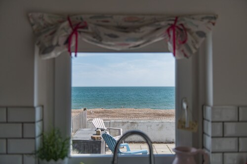 Driftwood Cottage by Bloom Stays - family friendly cottage with sea views