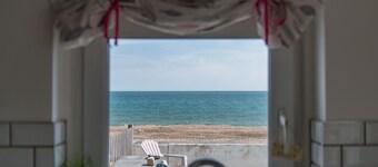 Driftwood Cottage by Bloom Stays - family friendly cottage with sea views