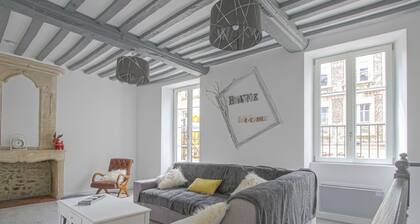 Comfy Apartment in Bayeux. Communal Terrace/livingroom and Kitchen