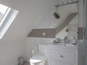 Apartment | Bathroom | Shower, towels - Comfy Apartment in Bayeux. Communal Terrace/livingroom and Kitchen (Bayeux)