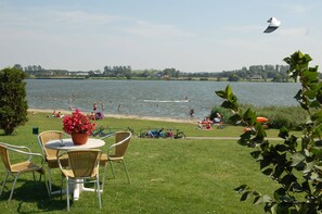 View from property - Lovely Family House on Edge of Park near Lake & Sea (Noordwijkerhout)