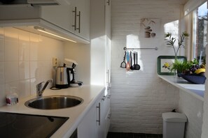 Private kitchen - Lovely Family House on Edge of Park near Lake & Sea (Noordwijkerhout)