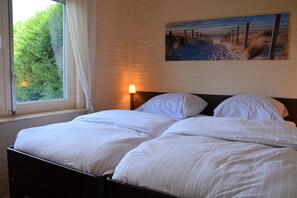 2 bedrooms, individually furnished, bed sheets - Lovely Family House on Edge of Park near Lake & Sea (Noordwijkerhout)