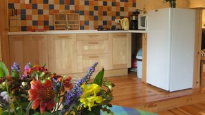 Cottage | Private kitchen | Fridge, microwave, oven - Gã®te Le Syrah With Swimming Pool in a 250 Year-old Winery (Fayssac)