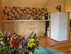 Cottage | Private kitchen | Fridge, microwave, oven - Gã®te Le Syrah With Swimming Pool in a 250 Year-old Winery (Fayssac)