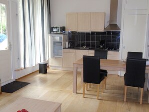 Private kitchen - Ecological Home With a Grass Roof, Located in a Natural Area (Vledder)