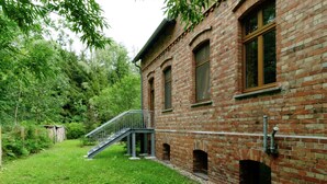 A brick building with a staircase leading to a balcony. - Flat in Furstenwald Near Berlin Forest (Fürstenwalde/Spree)