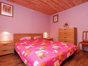 4 bedrooms, individually furnished - Quaint Holiday Home With Fenced Garden in Manhay (Manhay)