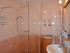 Apartment | Bathroom | Shower, towels - Luxurious Apartment in a Quiet Location in Brandenburg Near the Schwielochsee (Friedland)