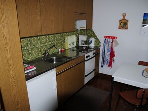 Private kitchen - Boutique Chalet in Graubunden With Private Terrace (Churwalden)