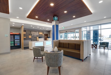 Salón en el vestíbulo. Holiday Inn Express & Suites Port Elgin by IHG