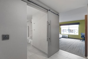 Standard Room, 1 King Bed, Accessible Bathtub (Communications)