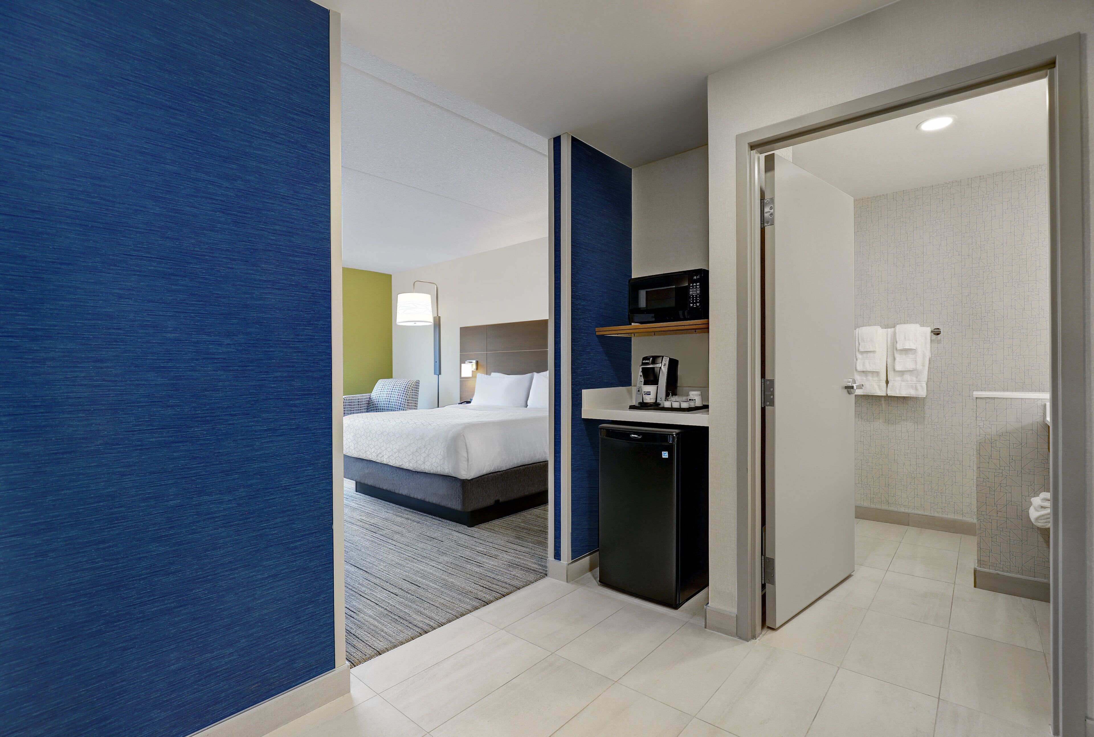 Χρηματοκιβώτιο στο δωμάτιο, γραφείο, χώρος εργασίας για λάπτοπ 