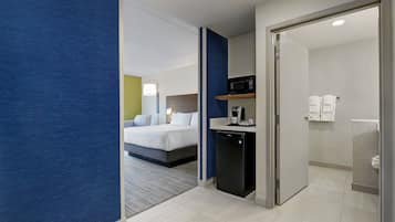 客房內保險箱、書桌、筆電工作空間、遮光布/窗簾