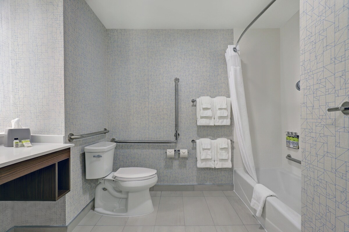 Standard Room, 1 King Bed, Accessible Bathtub (Communications) | In-room safe, desk, laptop workspace, blackout drapes