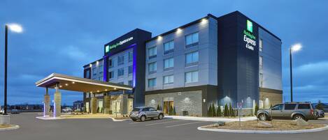 Un hôtel Holiday Inn Express & Suites doté d’une entrée couverte, de plusieurs étages et d’un parking.