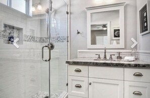 Badewanne, Haartrockner, Handtücher, Seife
