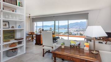 Een televisie en een open haard