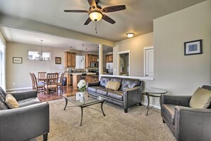 TV - Portland Home w/ Private Hot Tub: 9 Mi to Downtown (Milwaukie)