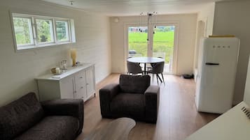 Smart TV, fireplace, stereo