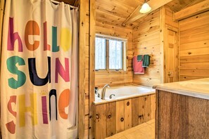 Kostenlose Toilettenartikel, Haartrockner, Handtücher