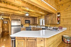 Geladeira, micro-ondas, cooktop, lava-louças