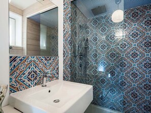 House | Bathroom | Shower, towels - Enticing Apartment in Taormina Italy With Swimming Pool (Taormina)