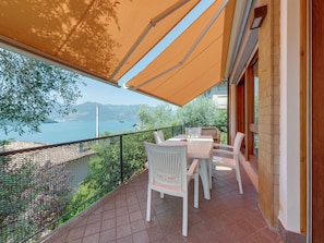 Balcony - Belvilla by OYO Villa Olivella (Sale Marasino)