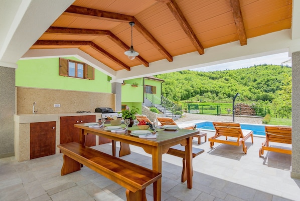 Outdoor dining - Apartment in Istria With Nature Views (Cerovlje)