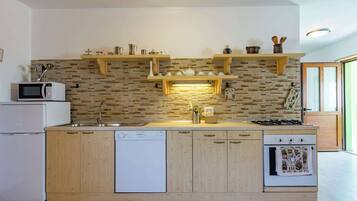 Appartement | Cuisine privée | Chaise haute, batterie de cuisine, vaisselle et ustensiles