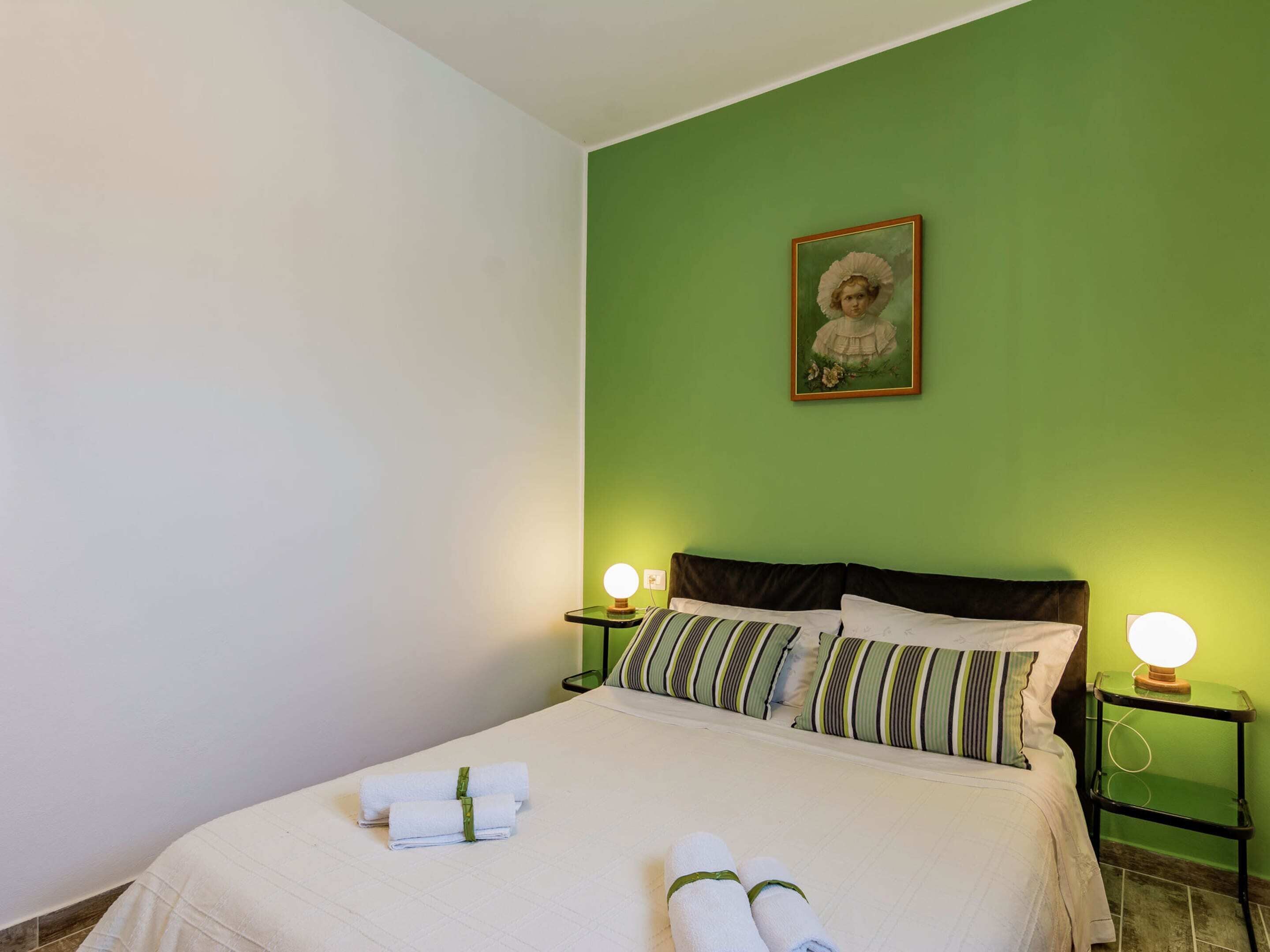 1 bedroom, bed sheets