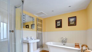 Bathroom - Vintage Holiday Home in Tenby With Garden (Tenby)