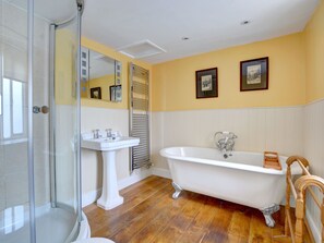 Combined shower/bathtub - Vintage Holiday Home in Tenby With Garden (Tenby)