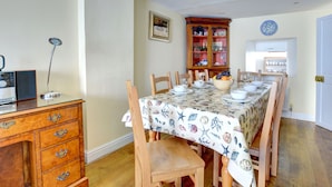 Dining - Vintage Holiday Home in Tenby With Garden (Tenby)