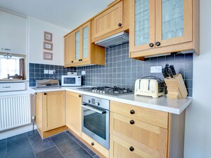 Fridge, microwave, oven, dishwasher - Vintage Holiday Home in Tenby With Garden (Tenby)