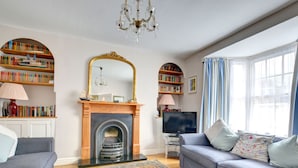 Living room - Vintage Holiday Home in Tenby With Garden (Tenby)