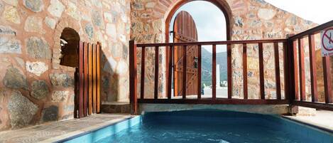 室内游泳池,室外游泳池