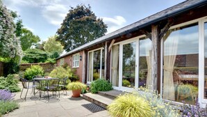 Unclassified image, 2 of 18, button - Spacious Holiday Home in Aylesford Kent With Parking (Maidstone)