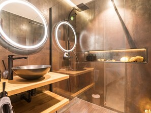 House | Bathroom | Shower, hair dryer, towels - Lavish Holiday Home in Mandelieu La Napoule With Pool (Mandelieu-La-Napoule)