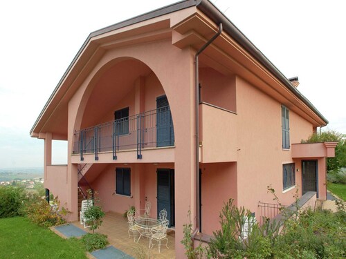 Kleurrijk Vakantiehuis in Verucchio met Ruime Tuin
