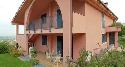 Kleurrijk Vakantiehuis in Verucchio met Ruime Tuin