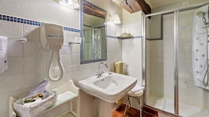 Shower, hair dryer, towels - Enticing Apartment in Sandigliano With Garden (Sandigliano)