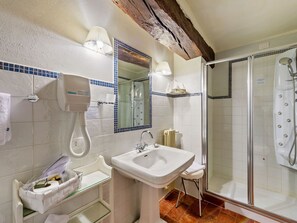 Shower, hair dryer, towels - Enticing Apartment in Sandigliano With Garden (Sandigliano)