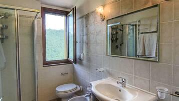 Cottage | Bathroom | Shower, shampoo