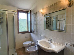Cottage | Bathroom - Pet-friendly Cottage With Pool (Bettona)